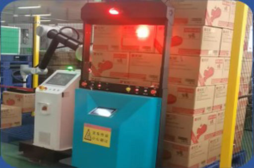 货物码垛完成后，自动呼叫机器人搬运到成品周转仓库。